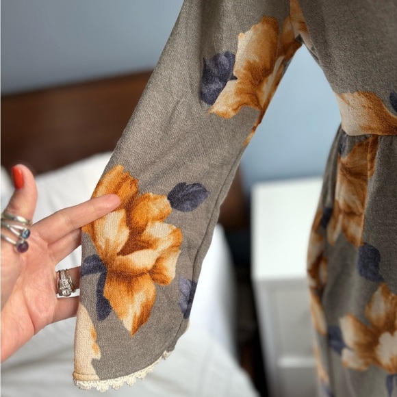 NWOT Hailey & Co. Gray Floral V-Neck 3/4 Sleeve Knee Length Dress w Pockets - Picture 8 of 15